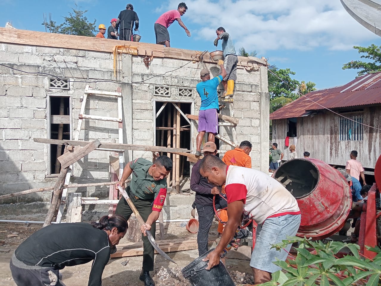 Sinergi TNI Bersama Rakyat, Babinsa Bantu Bangun Rumah Warga desa binaan